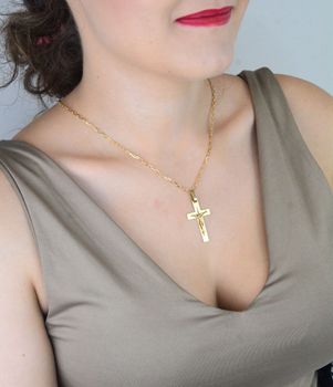 Złota zawieszka krzyżyk z Jezusem wykonana ze złota 585, waga 2,28 g, długość 44 mm. Idealny prezent religijny – chrzest, komunia, bierzmowanie (6).JPG